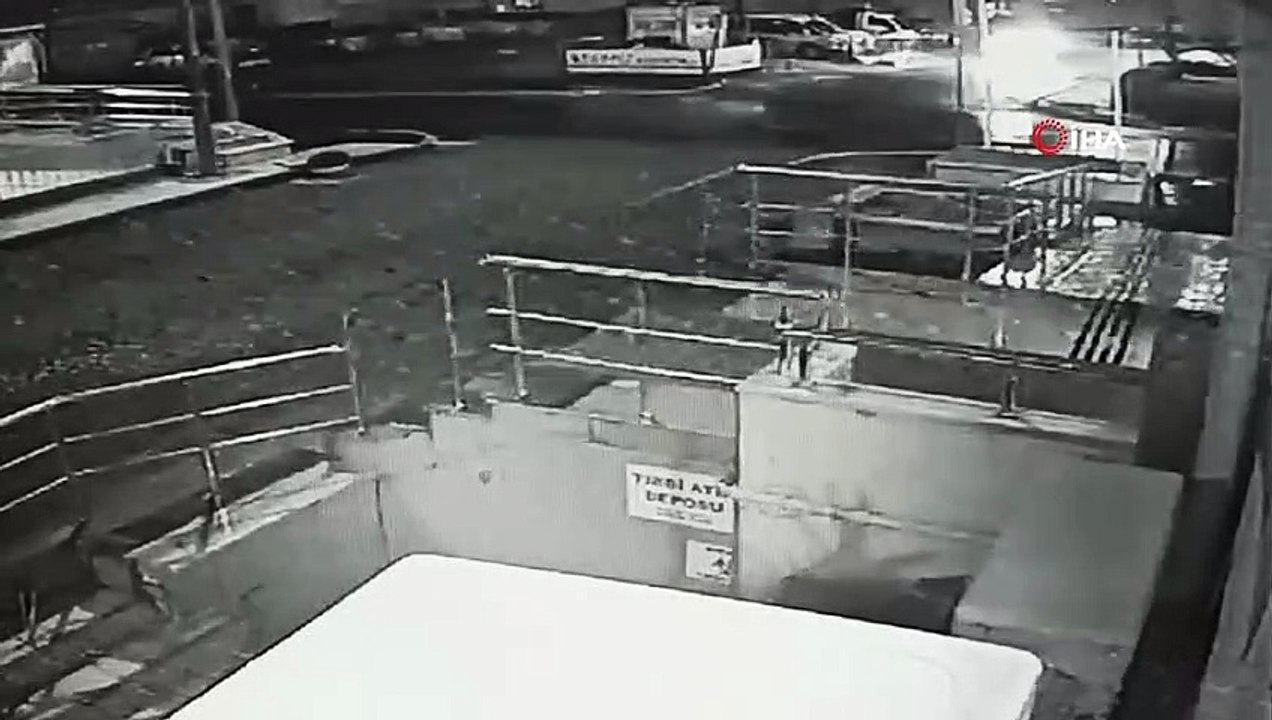 Kontrolsüz yola çıkan sürücü kazayı beraberinde getirdi...O anlar kamerada