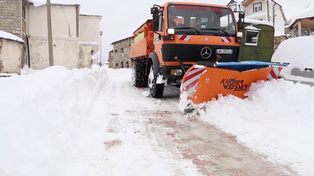 Ora News - Dëbora izolon zonat malore në Kukës, pezullohet edhe mësimi