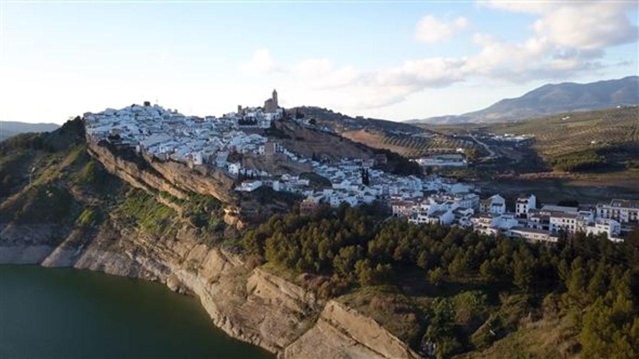 Hidden gems: iznájar, der kleine traumort spaniens