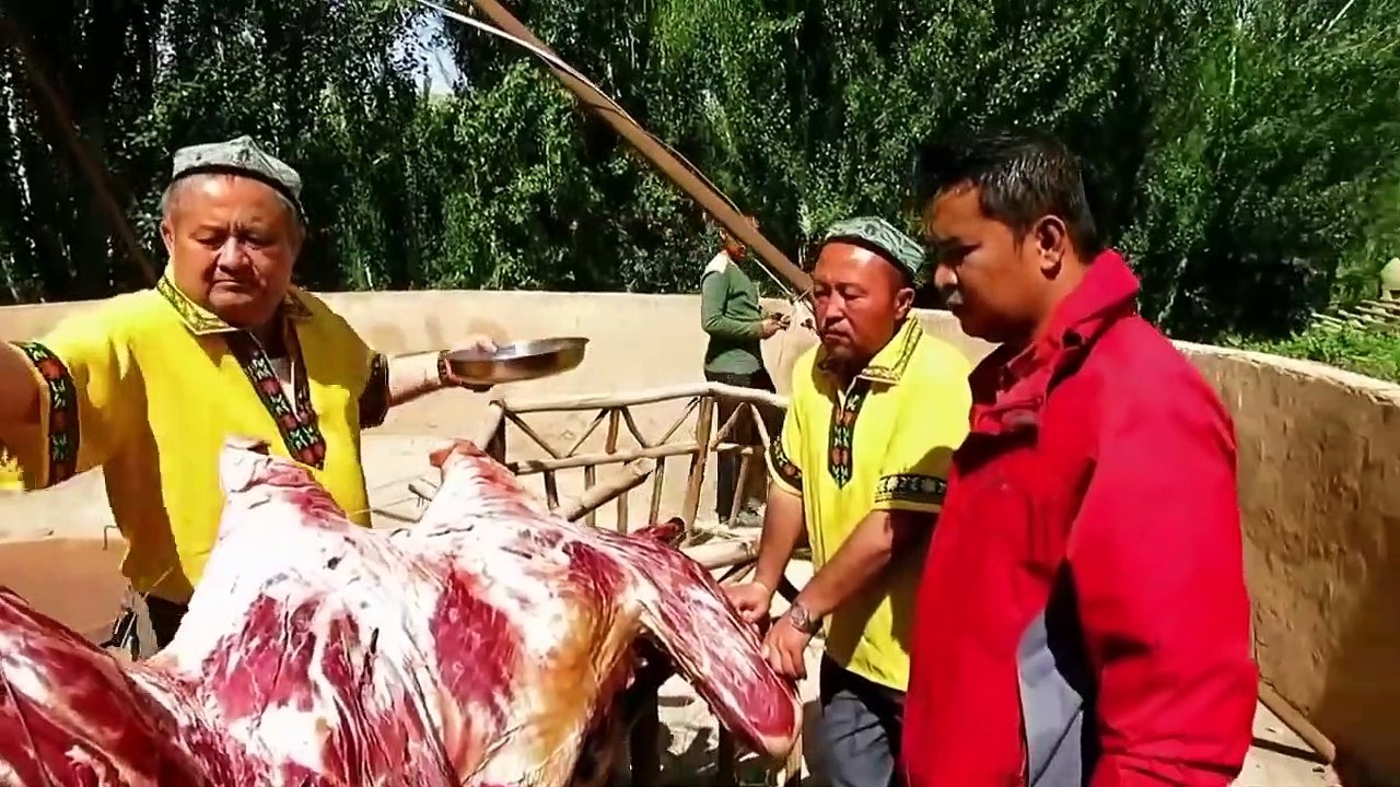 COOKING A FULL CAMEL !!