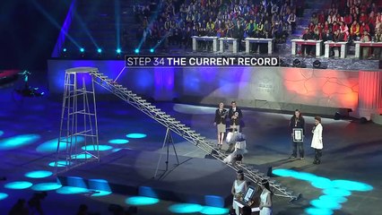 Il bat son propre record en réussissant à monter 36 marches avec sa tête.