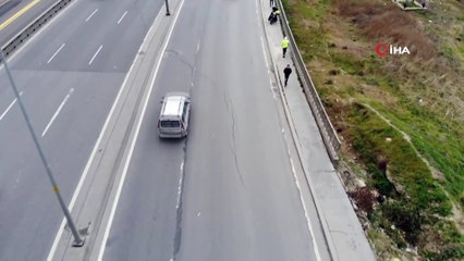 Avcılar'da çatlakların oluştuğu yolda tek şerit trafiğe kapatıldı