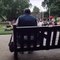 Une centaine de gens joignent un homme à chanter la chanson"Living on a prayer" dans un parc