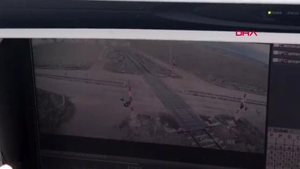Afyonkarahisar-hemzemin geçite bariyeri kırarak giren kamyonete tren çarptı