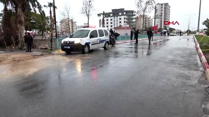 Mersin selde sürüklenen kütükleri yakmak için topladılar