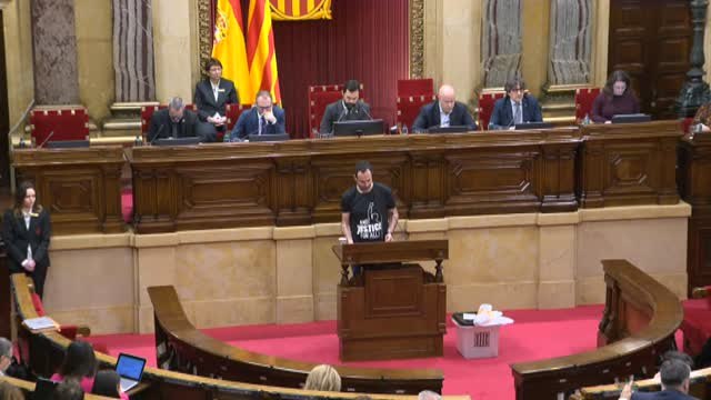 Un diputado de ERC lleva una urna del 1-O al Parlament