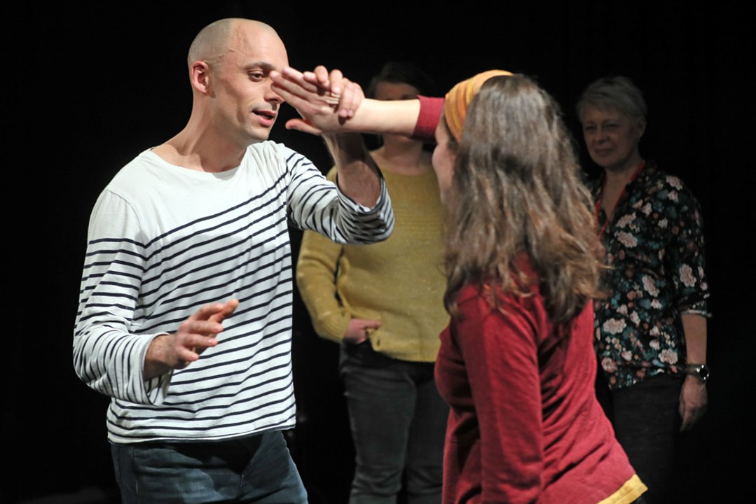Sébastien Coste, musicien et comédien, auteur de la création Baston ! présentée au festival, anime un atelier dans le cadre du Préac « Adolescence et spectacle vivant ».
