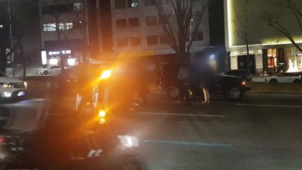서울 강남에서 승용차 전도...여성 운전자 구조 / YTN
