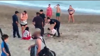 El momento en que detienen a la pareja que dejó enterrada en la  playa a su hija para ir a practicar sexo acuático