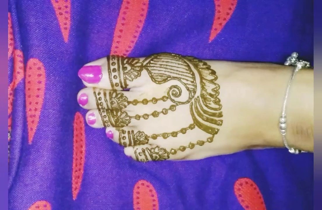 Very easy and beautiful mehndi design for leg