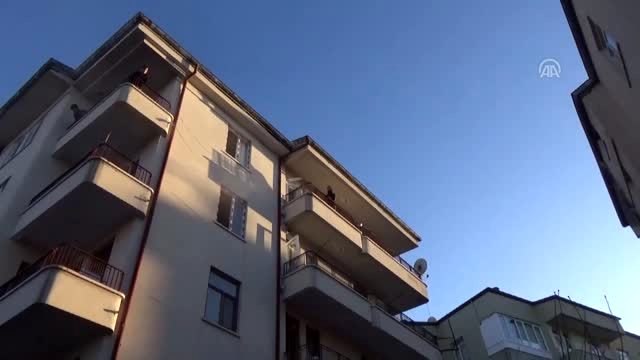 Yangında mahsur kalan engelliyi polis ekipleri kurtardı