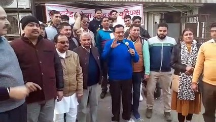 शामली: ड्यूटी के बाद सड़क पर आए बैंक कर्मचारी, प्रदर्शन