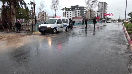 Mersin selde sürüklenen kütükleri yakmak için topladılar