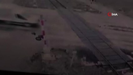 Yük treni bariyerleri kıran ekmek kamyonetini biçti... Dehşet anları kamerada
