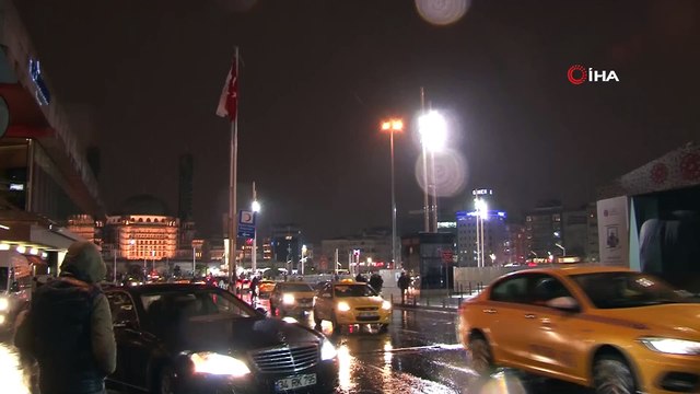 Beklenen kar yağışı Taksim’de etkili olmaya başladı