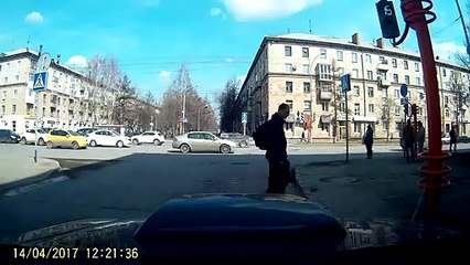 Il veut réparer le feu rouge, ça part d'une bonne intention mais c'est raté