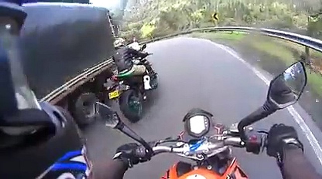 Regardez qui réussit à doubler ces 2 motards dans une descente... Dingue