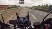Ce motard prend l'autoroute à contresens pour échapper à des voleurs