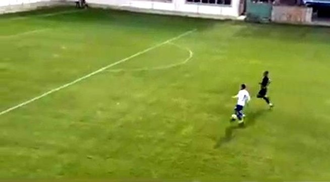 Gole giderken rakibi sakatlanınca topu taca atan örnek futbolcuya forma