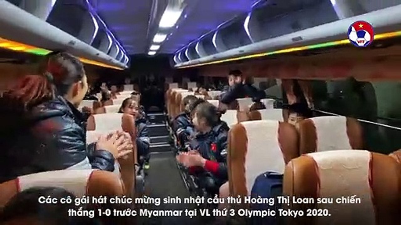 ĐT nữ Việt Nam chúc mừng sinh nhật hậu vệ Hoàng Thị Loan sau chiến thắng 1-0 trước Myanmar