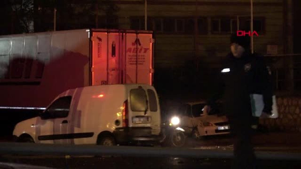 Tır, kırmızı ışıkta bekleyen otomobillere çarptı 5 yaralı