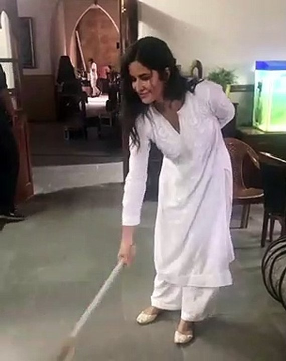 Spotted _ The newest - SwachhBharat brand ambassador on the sets of - Sooryavanshi ( 937 X 750 )