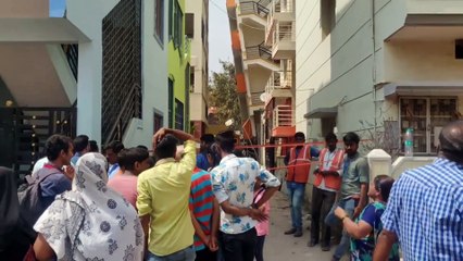 Four-Storey building tilts: Bangalore |  பைசா கோபுரம் போல் சாய்ந்த பெங்களூரில் பைசா கோபுரம் போல் சாய்ந்த அடுக்குமாடி குடியிருப்பு - வீடியோ