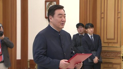 [앵커리포트] 문 대통령 만난 신임 中 대사...한국말로 "신임장 드려 영광" / YTN