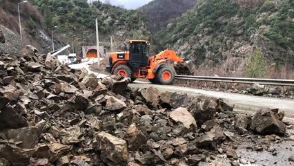 Heyelan kara yolunu kapattı