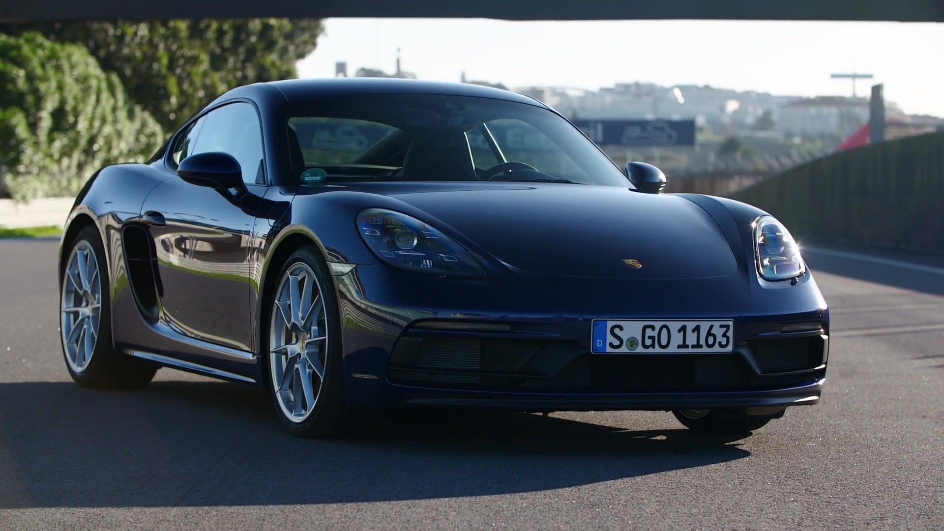 The New Porsche 718 Cayman Gts 4 0 Design In Gentian Blue Video Dailymotion