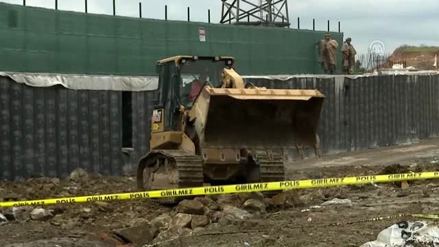 Pistten çıkan uçağın enkazını kaldırma çalışmaları sürüyor