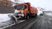 Bingöl-Erzurum kara yolu kar ve tipi nedeniyle ulaşıma kapandı