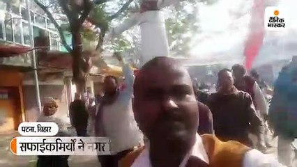 सफाईकमिर्यों ने नगर विकास मंत्री का पुतला फूंका