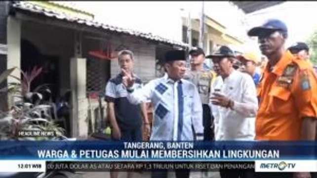 Warga Periuk Tangerang Bersihkan Sampah Sisa Banjir