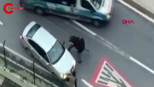 Trafikte yumruk yumruğa kavga