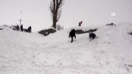 Ağrı'da vatandaşın çilesi "kara kış" çocuklara eğlence oluyor