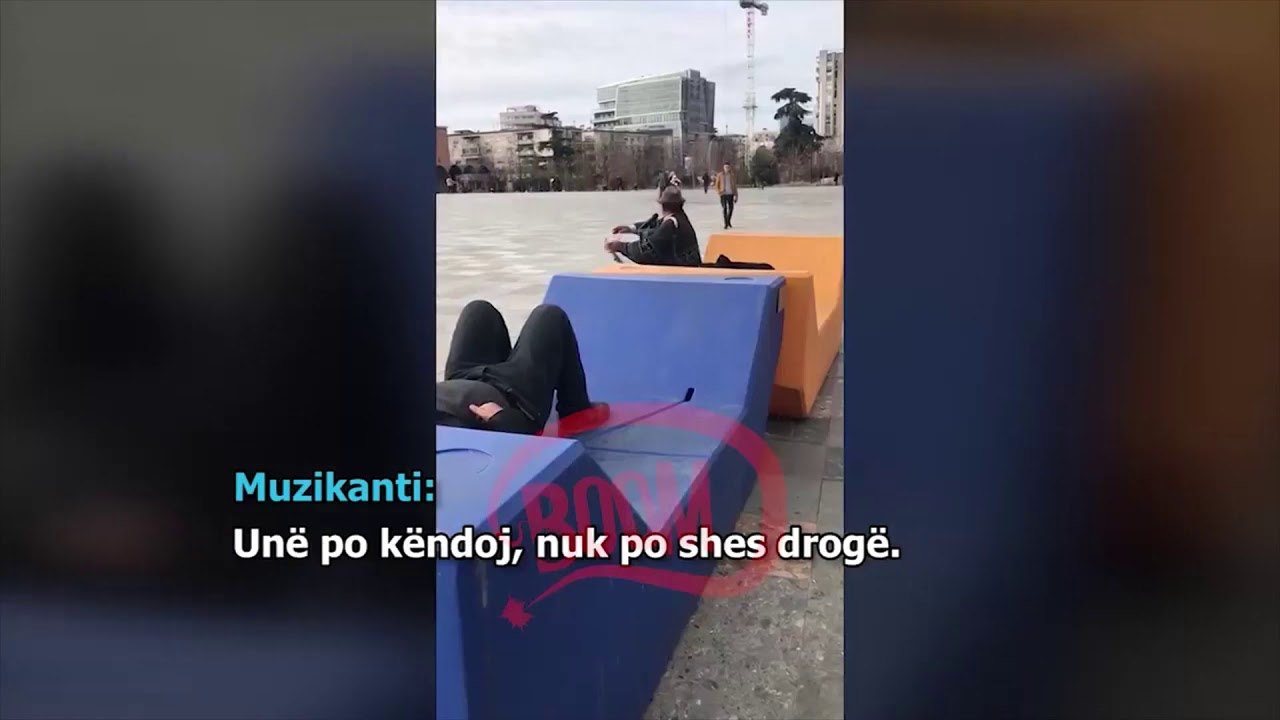 Policia  Bashkiake i tregon ‘forcën e ligjit’ të moshuarit që këndon në shesh