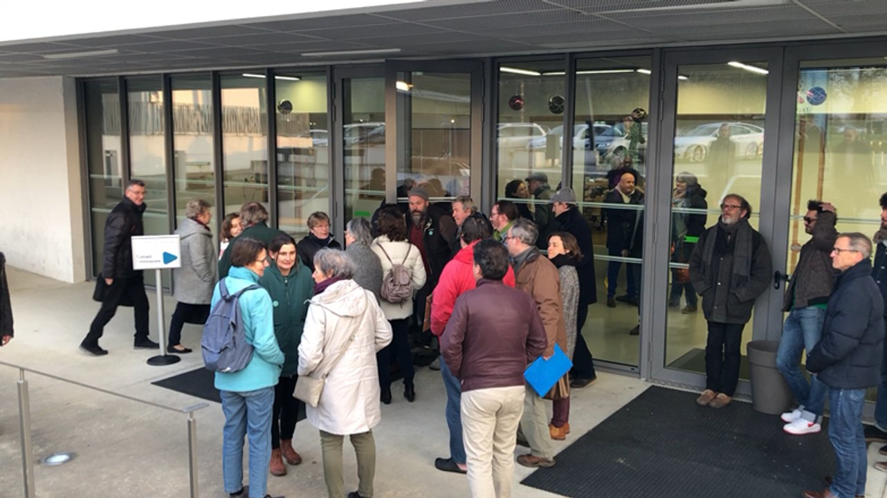 Eau. Des citoyens manifestent pour réclamer la régie