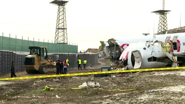 Pistten çıkan uçağın enkazını kaldırma çalışmaları sürüyor (2)