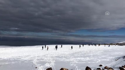 "Beyaz esaret"i karda futbol oynayarak eğlenceye dönüştürüyorlar