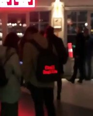 Tayvanlı turist İstanbul'da "Çinli değilim" levhasıyla geziyor