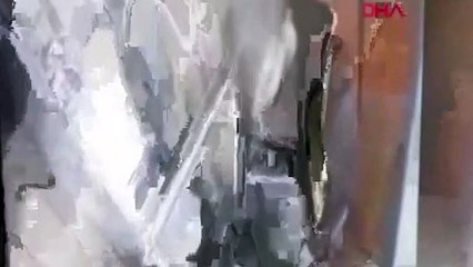 İzmir'de bir sucu damacana şişesine idrarını yaptı, ardından yere döktü; o anlar kameraya yansıdı