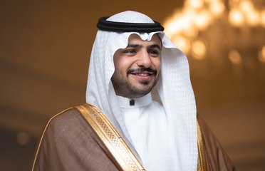 مواطن إماراتي يفاجئ المنشد عبد المجيد الفوزان بهدية خيالية يوم زواجه