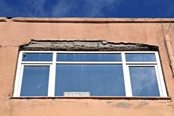 Binadan kopan beton parçanın altında kalmaktan saniyelerle kurtuldu