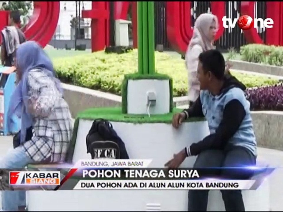 Unik! Pohon Tenaga Surya di Alun-alun Bandung
