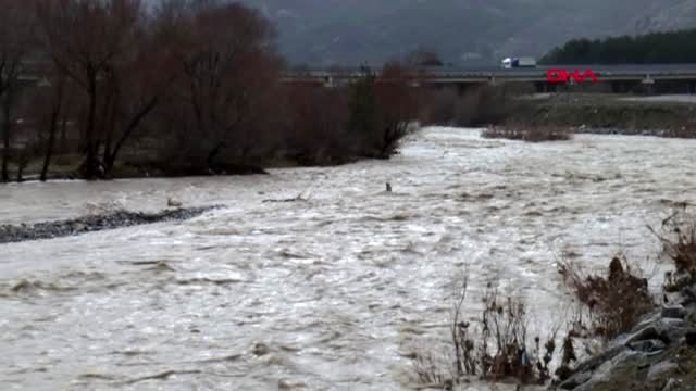 Adana pozantı'da sel nedeniyle yol çöktü