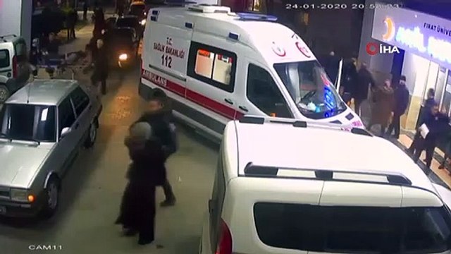 Elazığ'daki Deprem Anı Böyle Götürüntülendi... Ambulanslar Beşik Gibi Sallandı