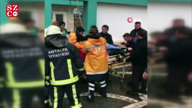 Bahçe kapısının üzerinden atlarken bacağına demir korkuluk saplandı