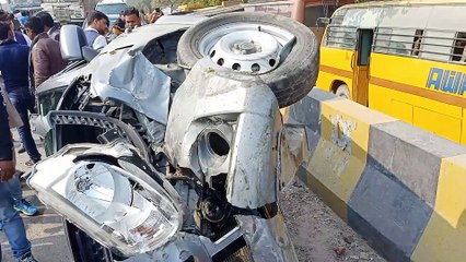 उन्नाव में रफ्तार का कहर, बाइक को टक्कर मार पलटी कार