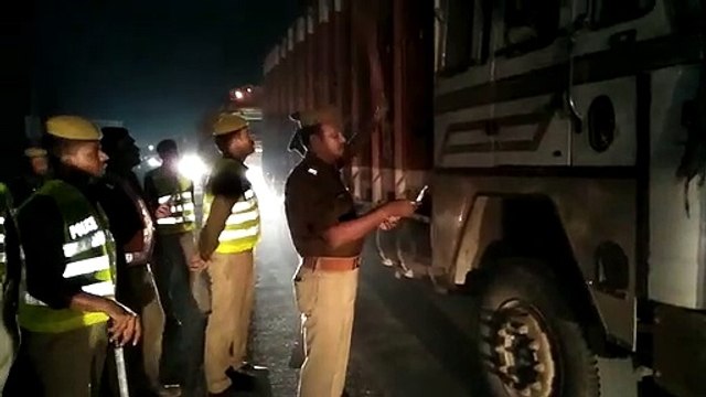 इटावा: पुलिस ने वाहन चेकिंग के दौरान 16 ट्रकों को पकड़ा